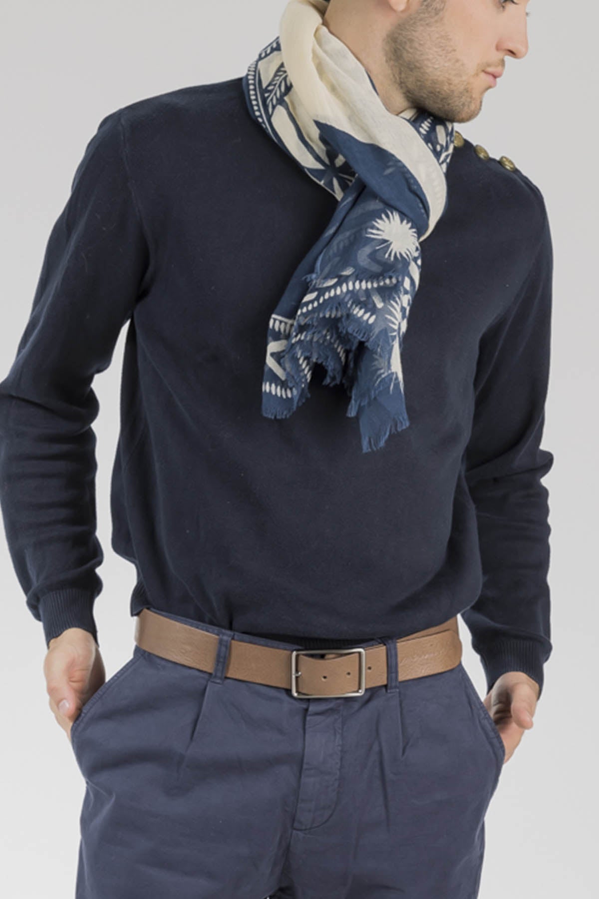 Le chèche Seraphin porté par un homme 