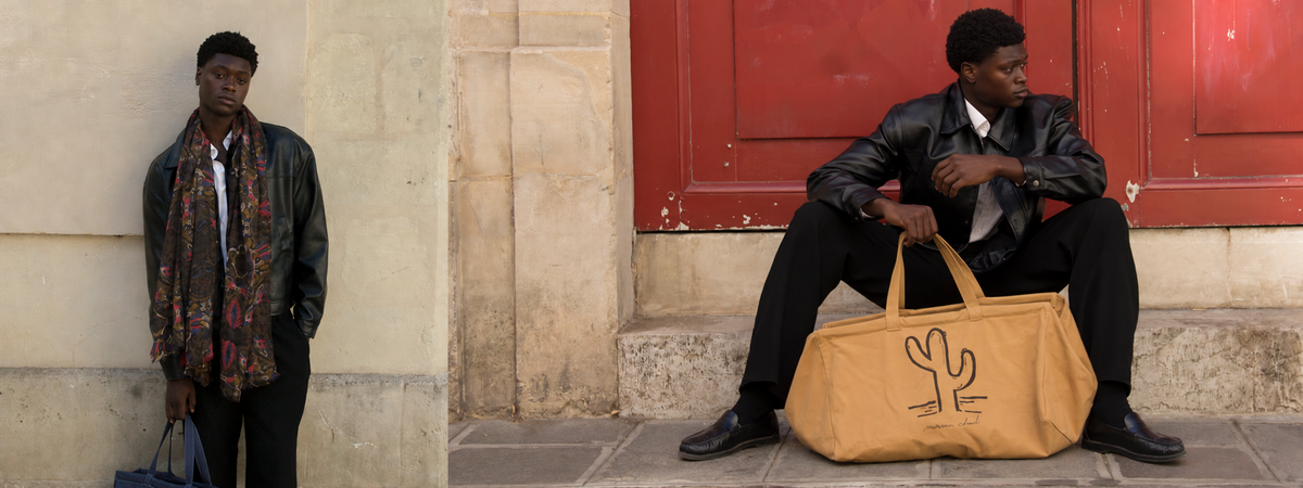 Un homme dans les rues de Paris qui porte le foulard Niels et le cabas Walter