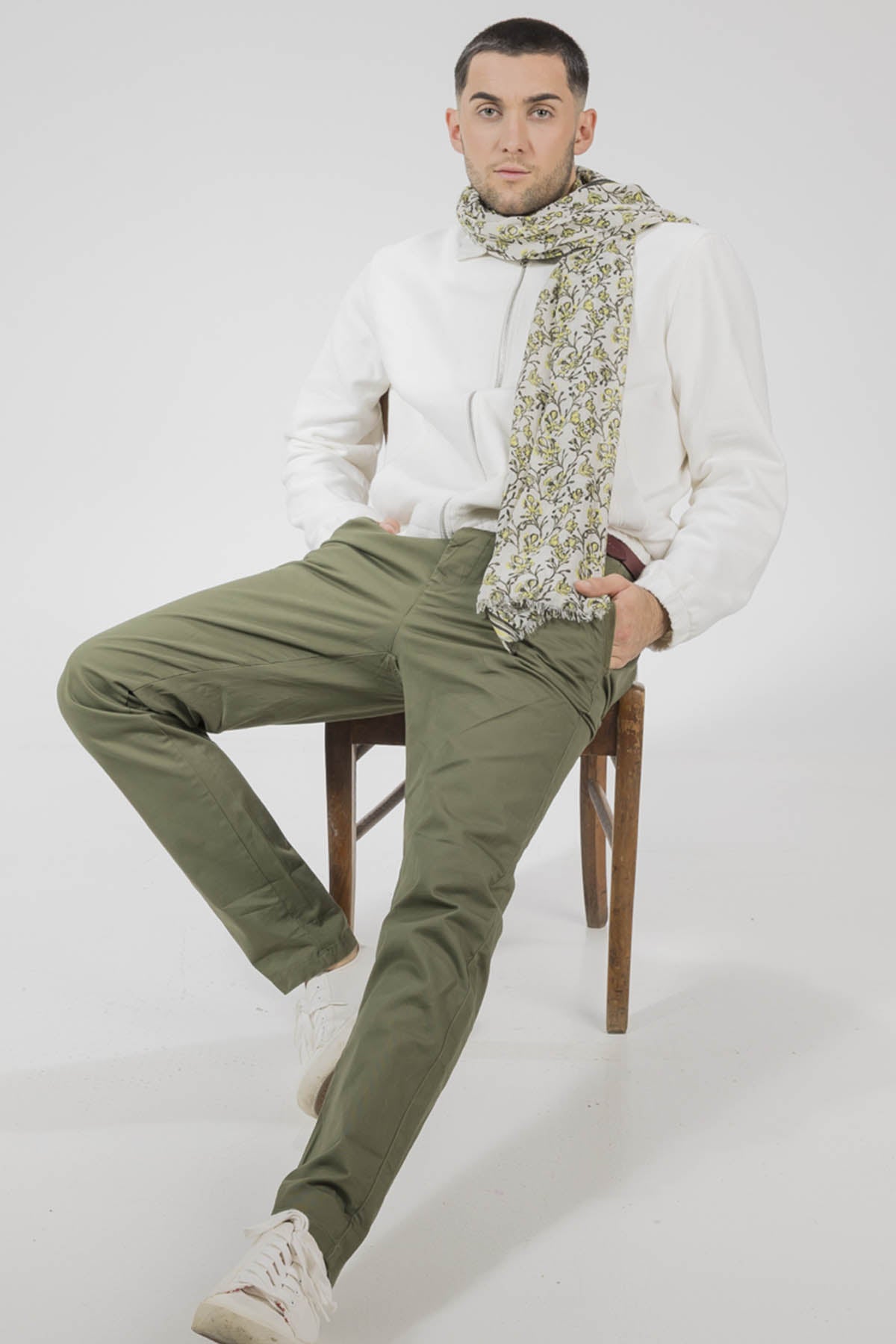 Un chèche porté par un homme de la nouvelle collection Monsieur Charli