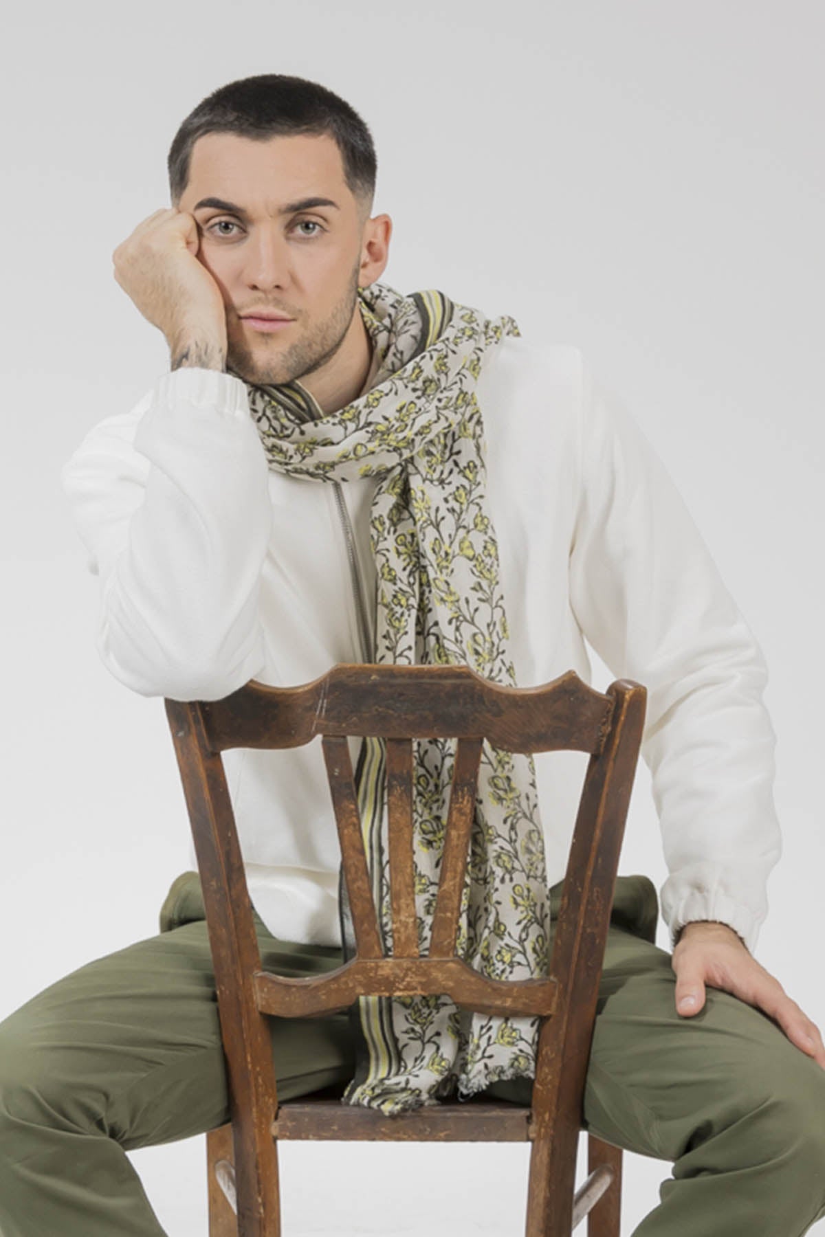 Un chèche porté par un homme de la nouvelle collection Monsieur Charli