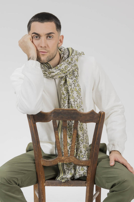 Un chèche porté par un homme de la nouvelle collection Monsieur Charli