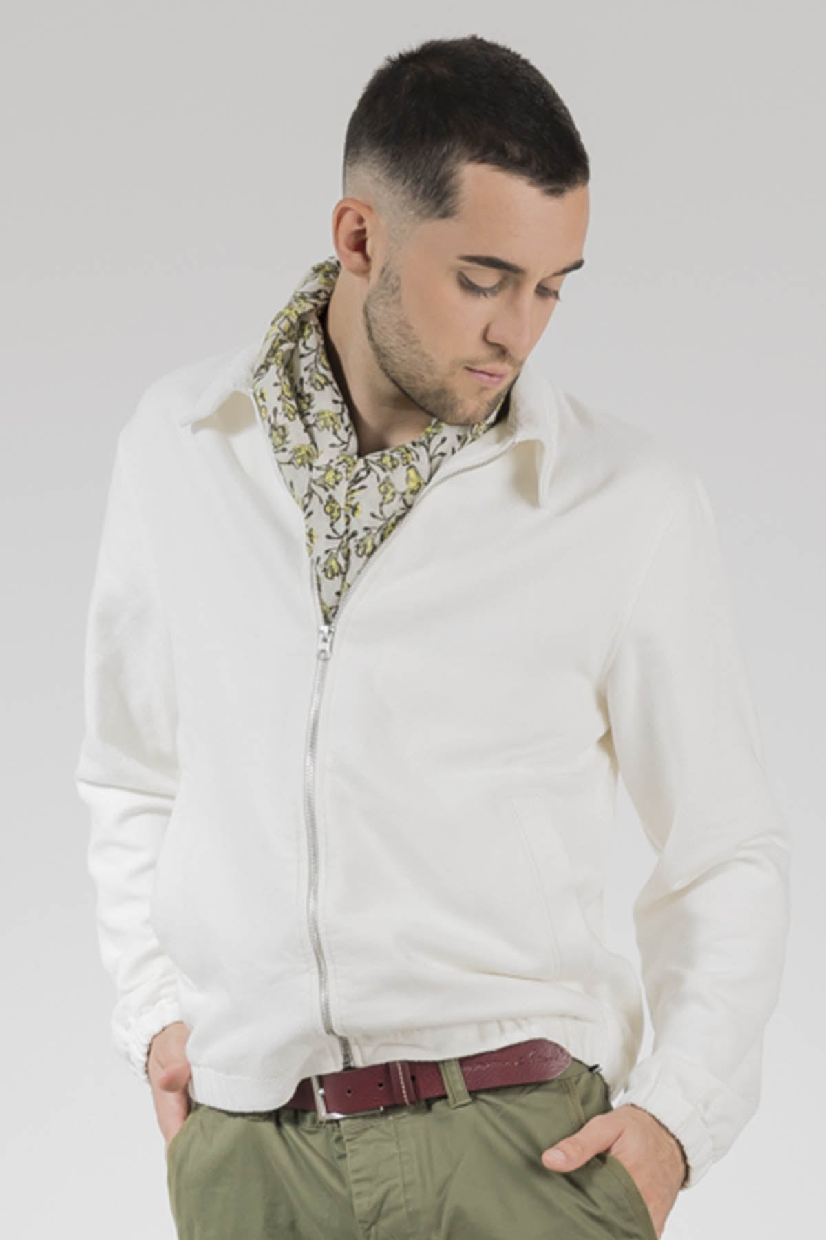 Un chèche porté par un homme de la nouvelle collection Monsieur Charli