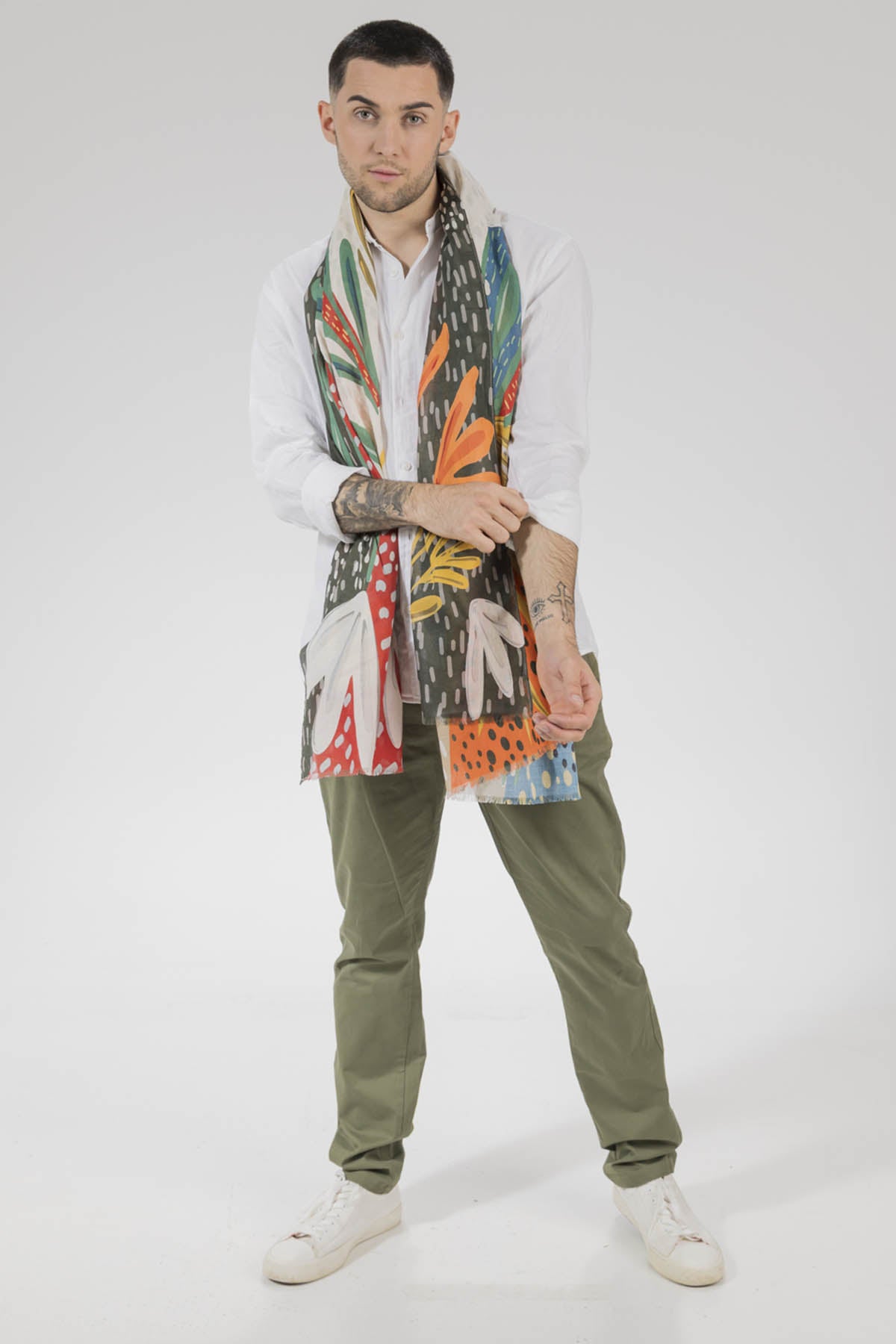 Un homme qui porte un chèche signé Monsieur Charli 