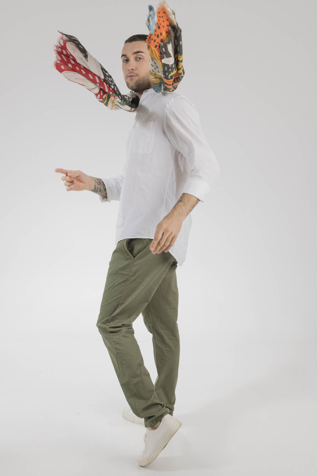 Un homme qui porte un chèche signé Monsieur Charli 