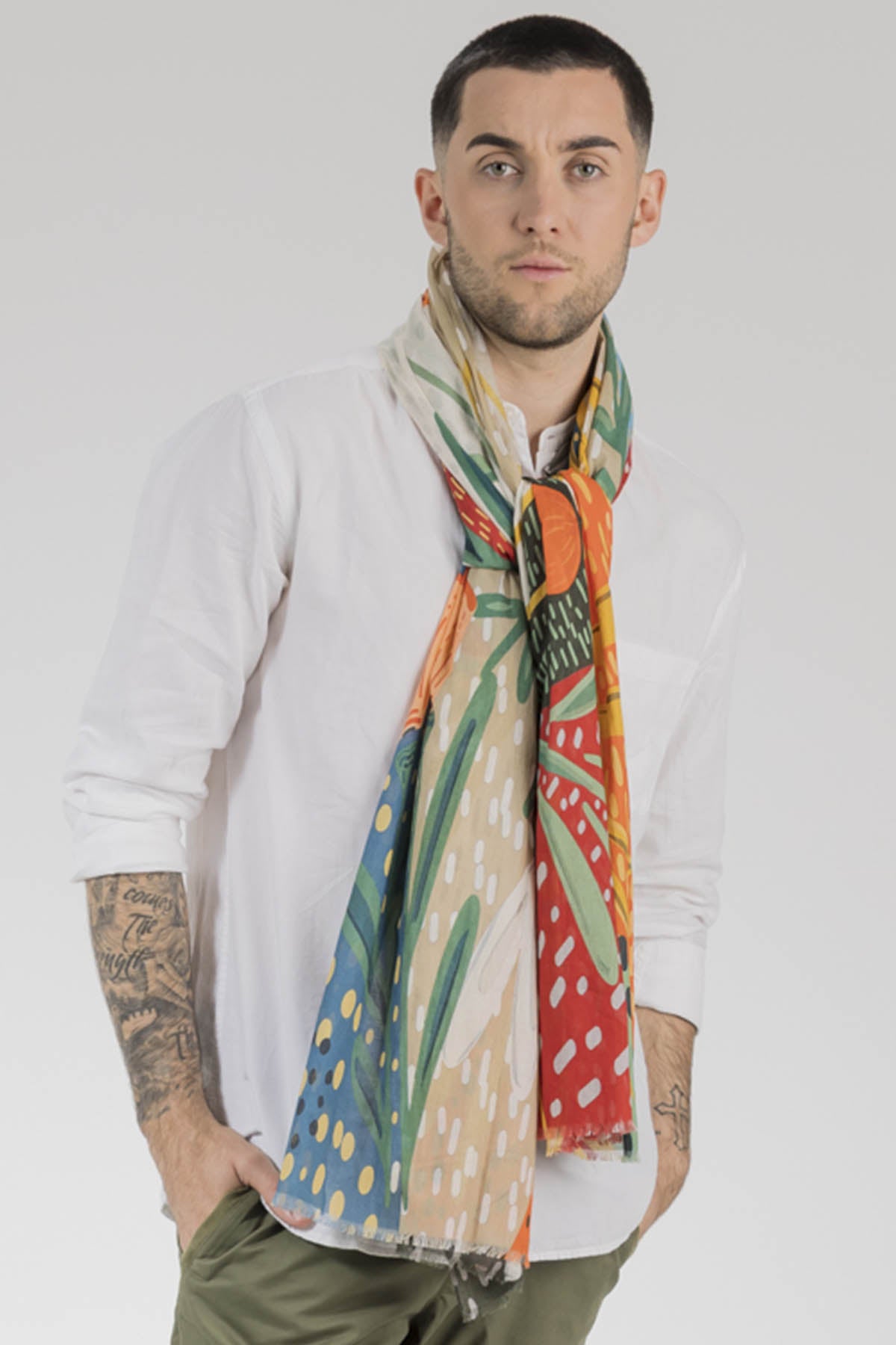 Un homme qui porte un chèche signé Monsieur Charli 