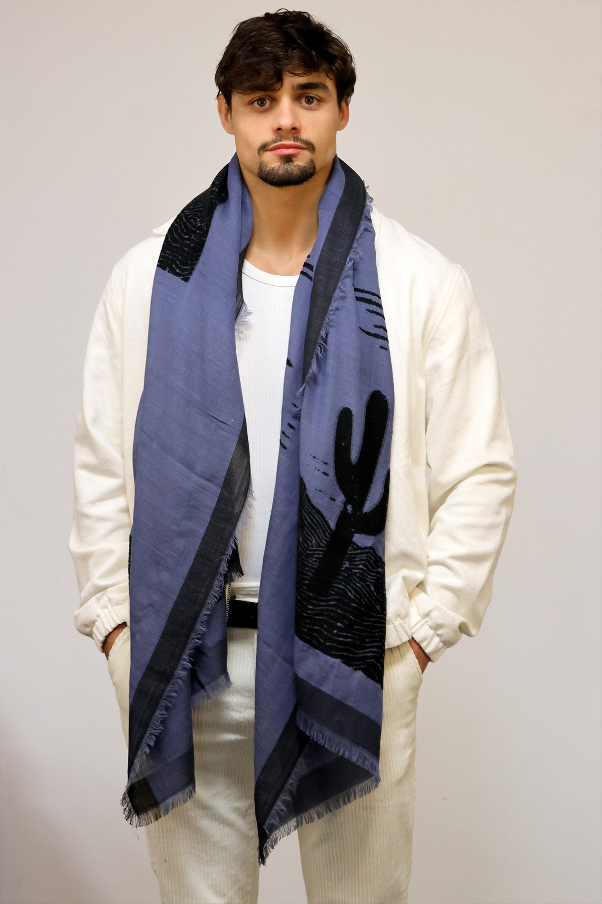 Un homme qui porte spencer bleu de Monsieur Charli