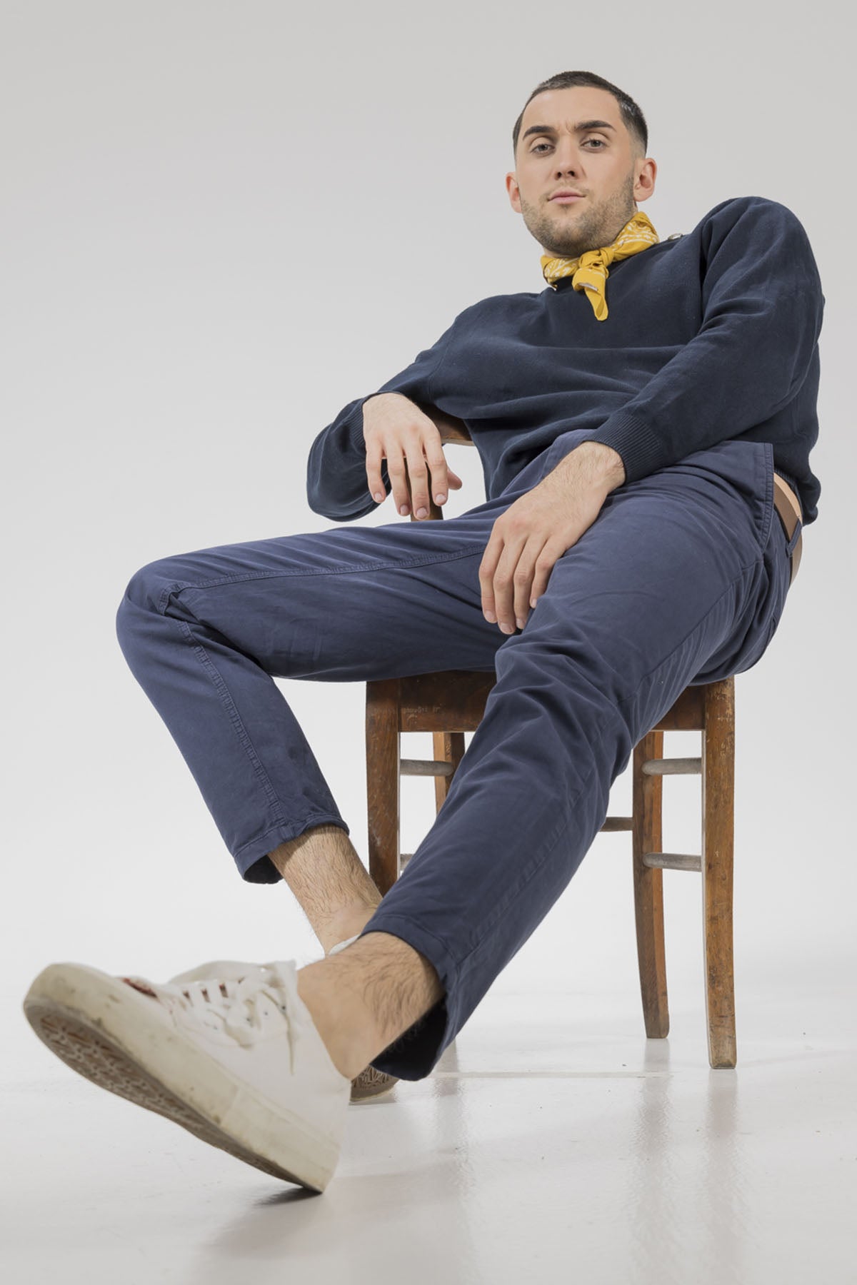 Un homme qui porte un bandana de la collection Monsieur Charli