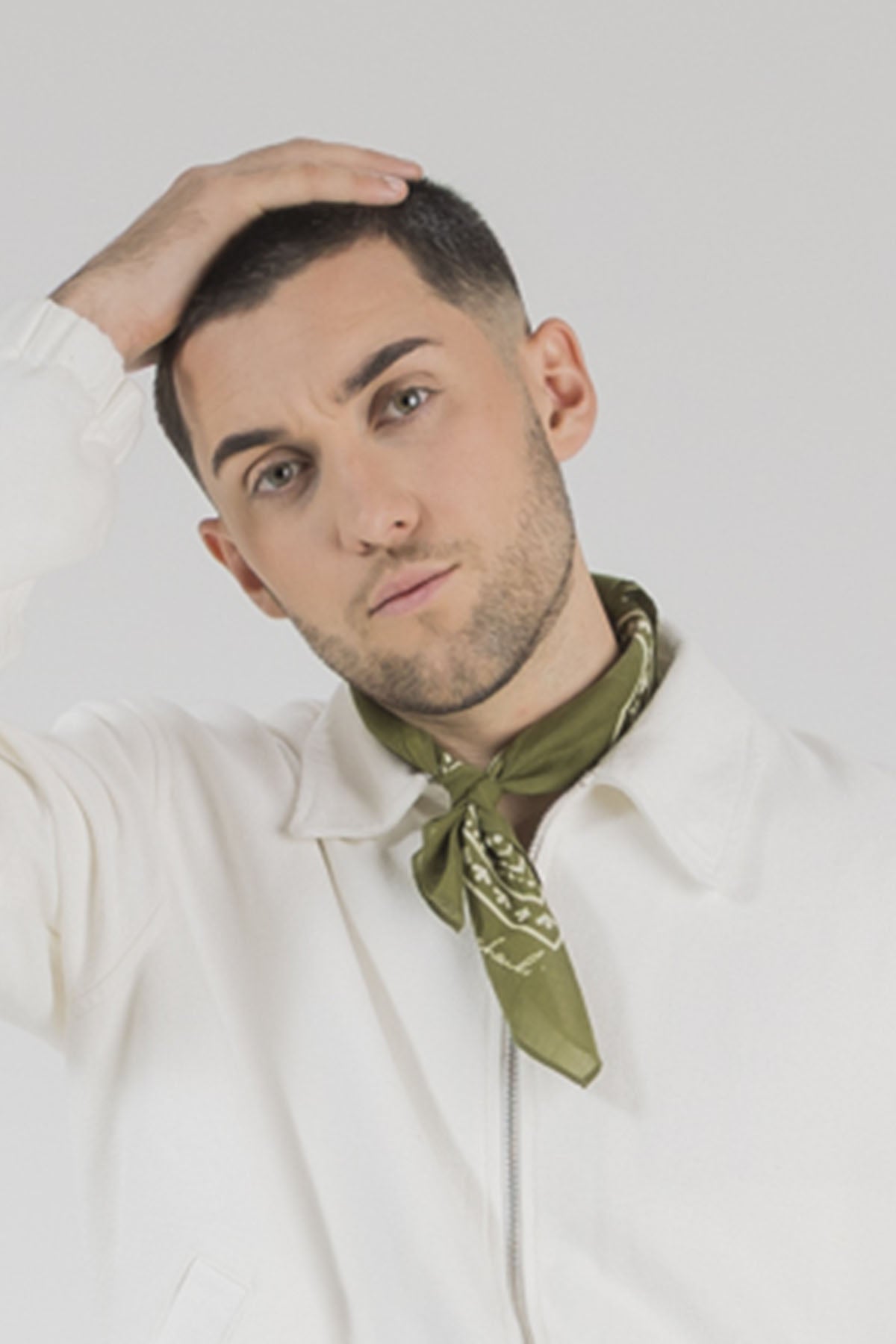 Un homme qui porte un bandana de la collection Monsieur Charli