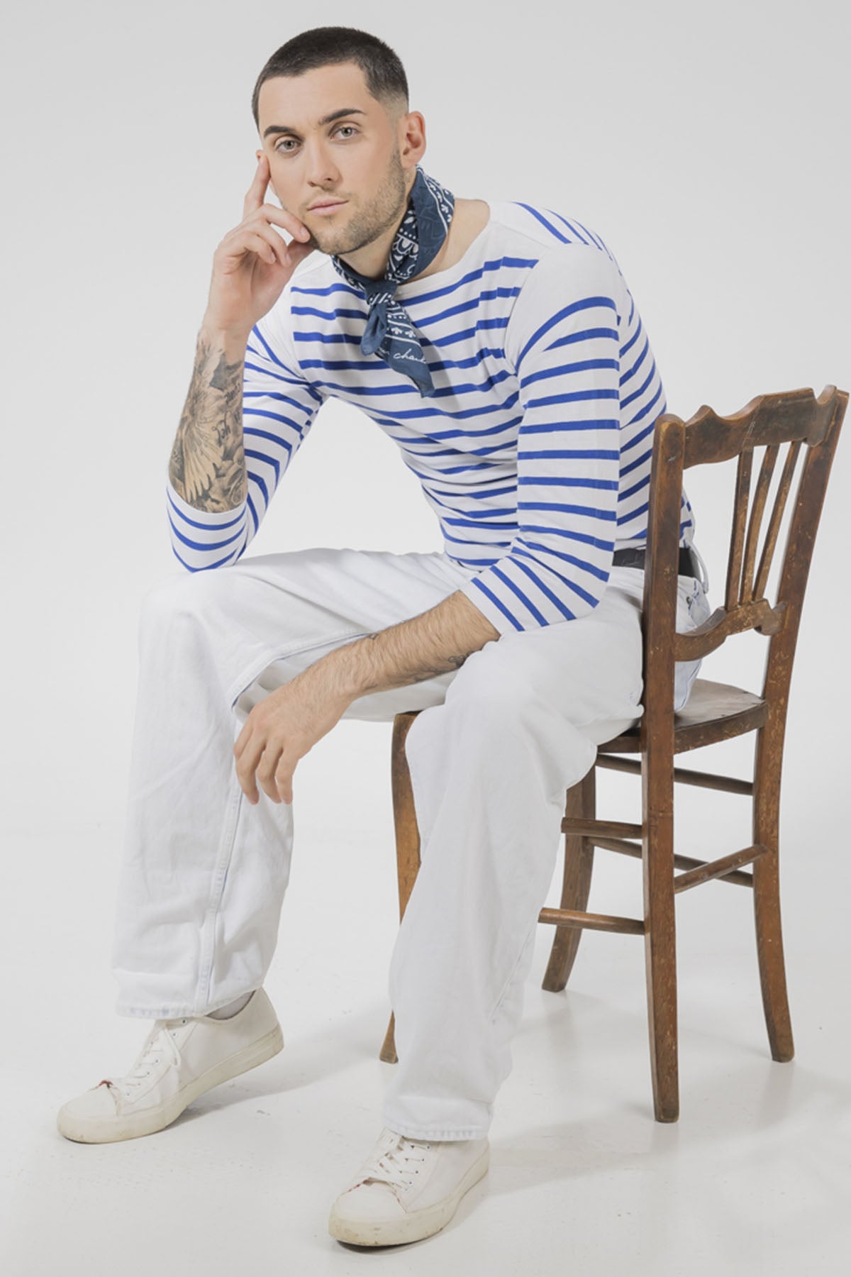 Un homme qui porte un bandana de la collection Monsieur Charli 