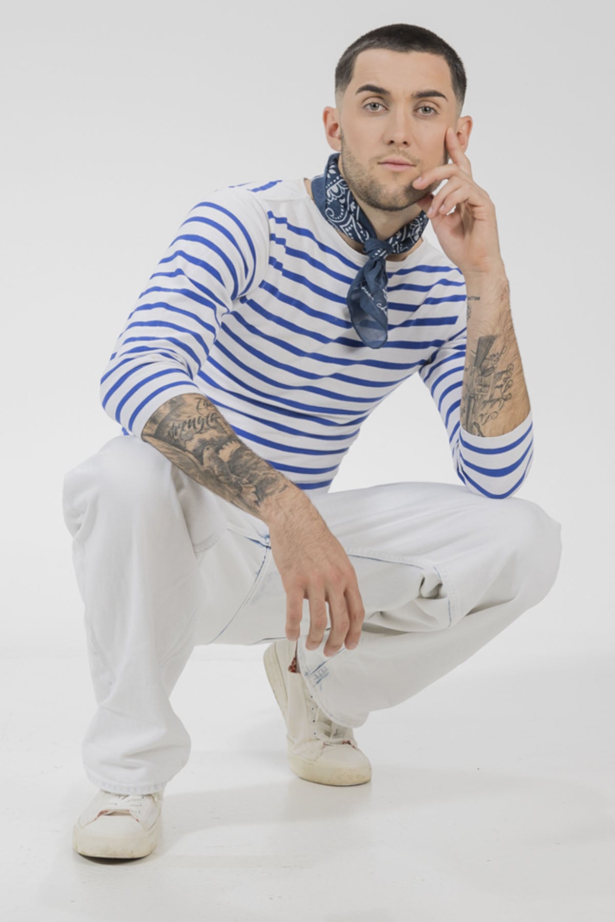 Un homme qui porte un bandana de la collection Monsieur Charli 