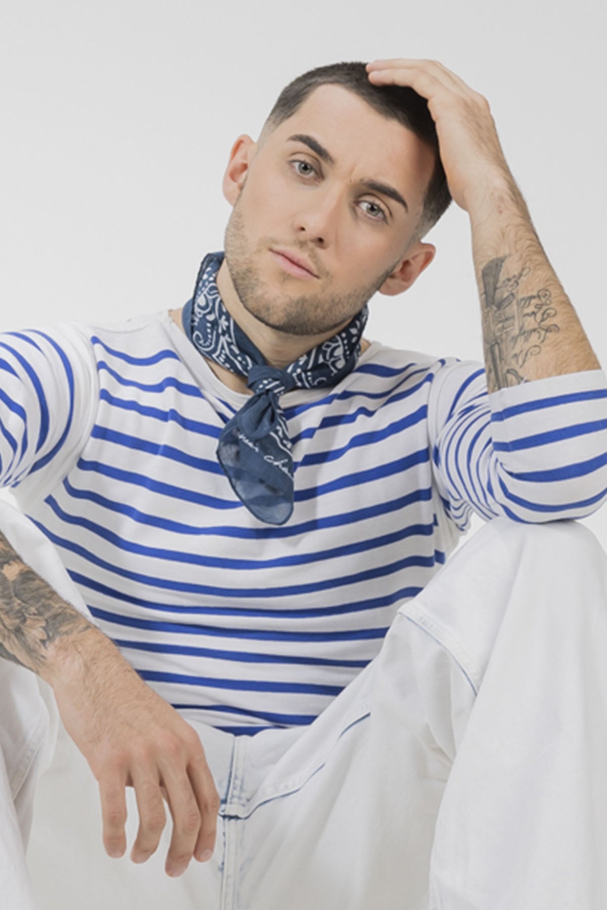 Un homme qui porte un bandana de la collection Monsieur Charli 