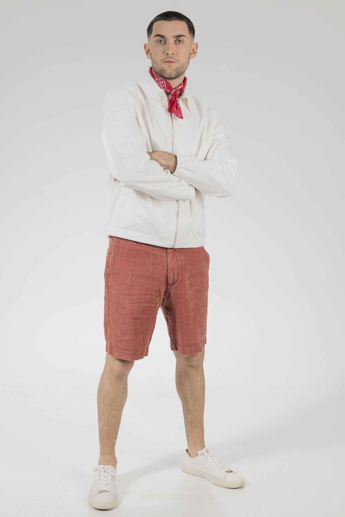 Un homme qui porte un bandana de la collection Monsieur Charli