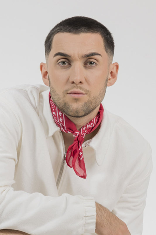 Un homme qui porte un bandana de la collection Monsieur Charli