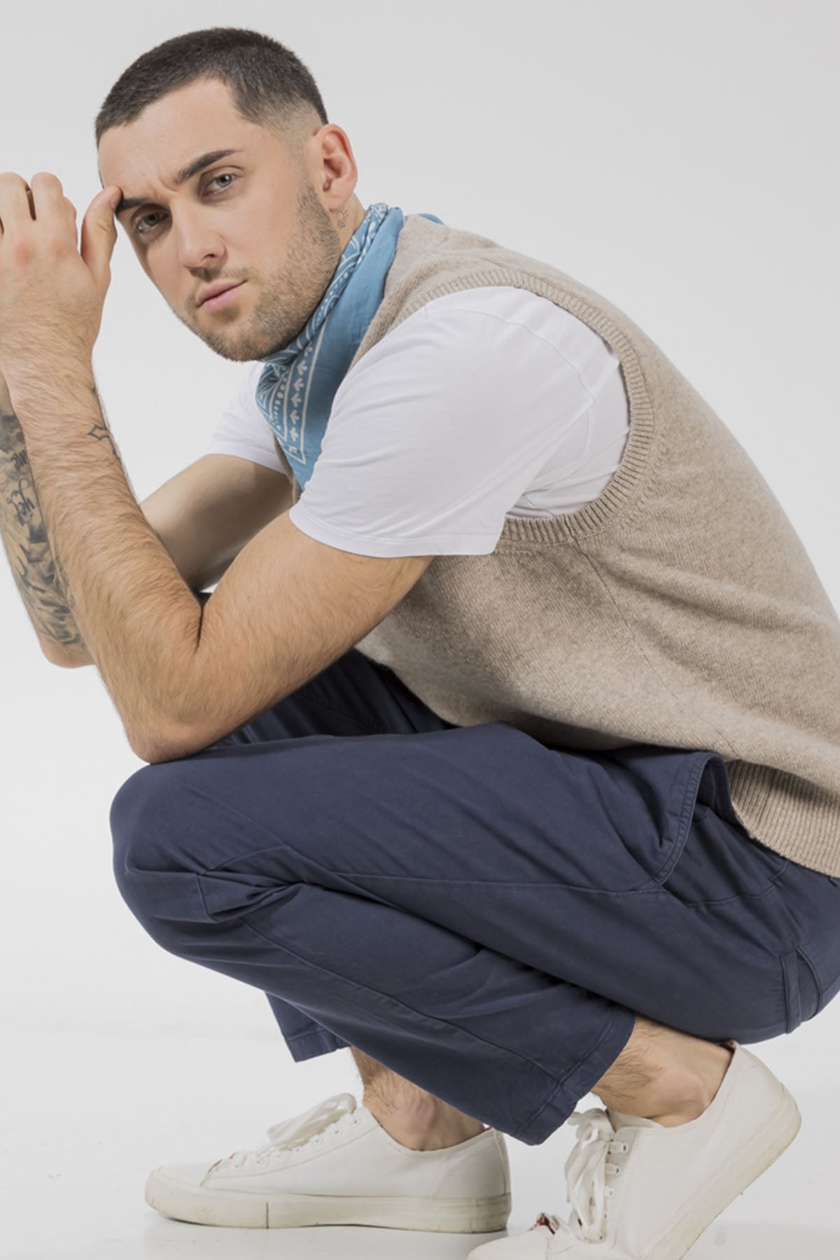 Un homme qui porte un bandana de la collection Monsieur Charli