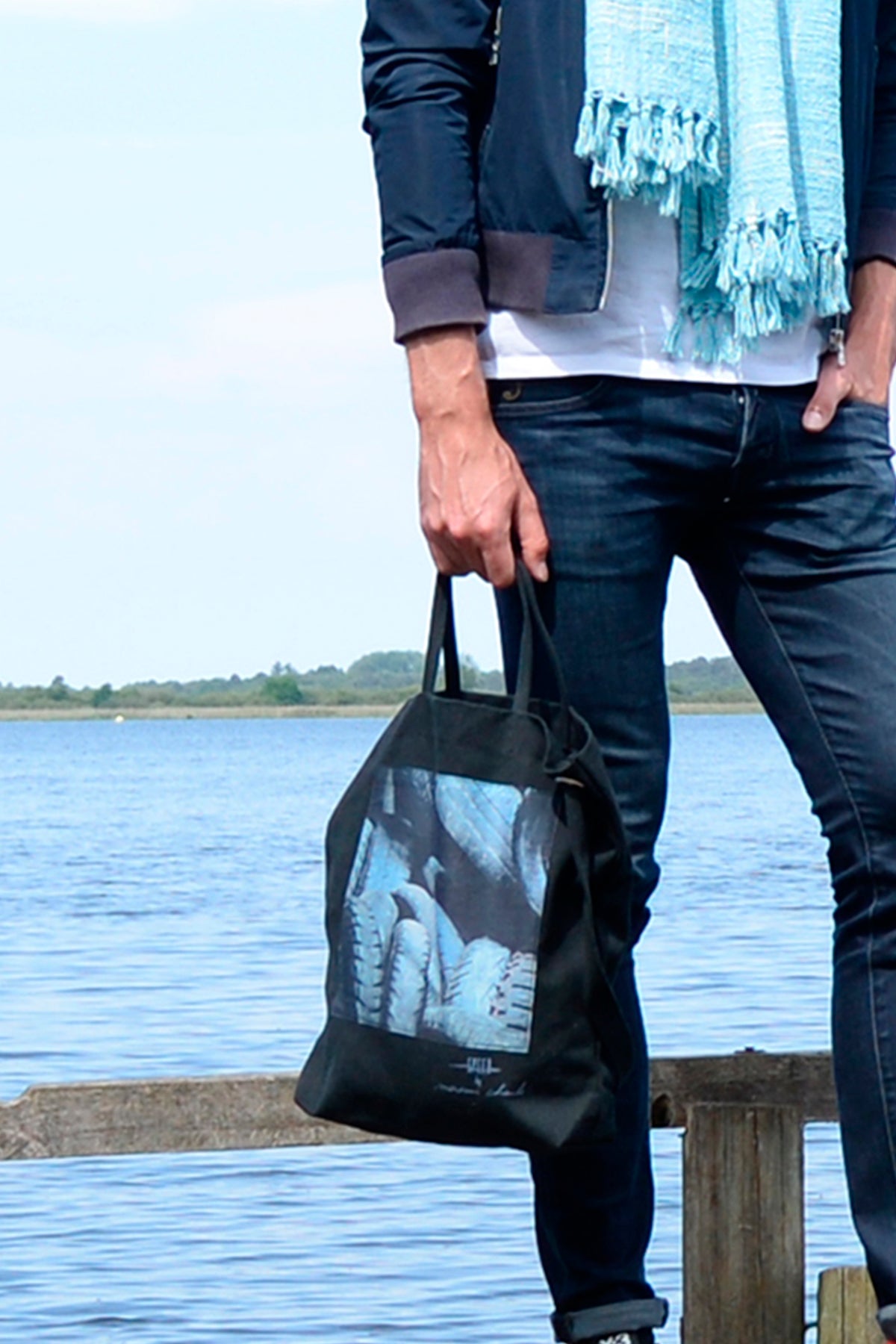 Le tote bag porté a la main