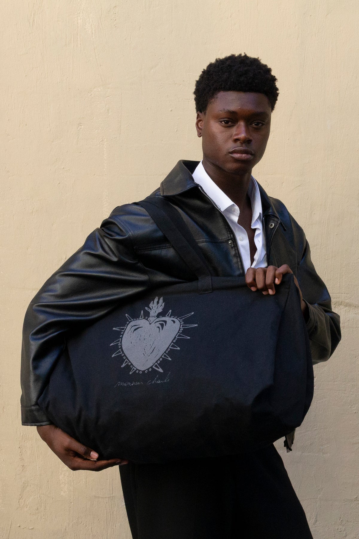 le sac walter noir porté à l'épaule