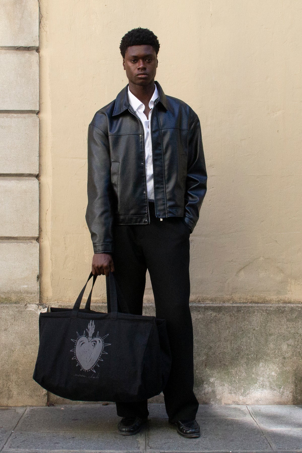 Un homme qui porte le maxi cabas walter noir