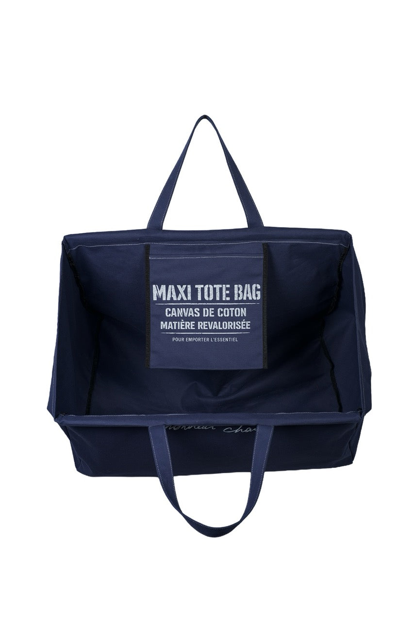 Intérieur du maxi cabas WALTER bleu montrant la grande poche plate imprimée MAXI TOTE BAG