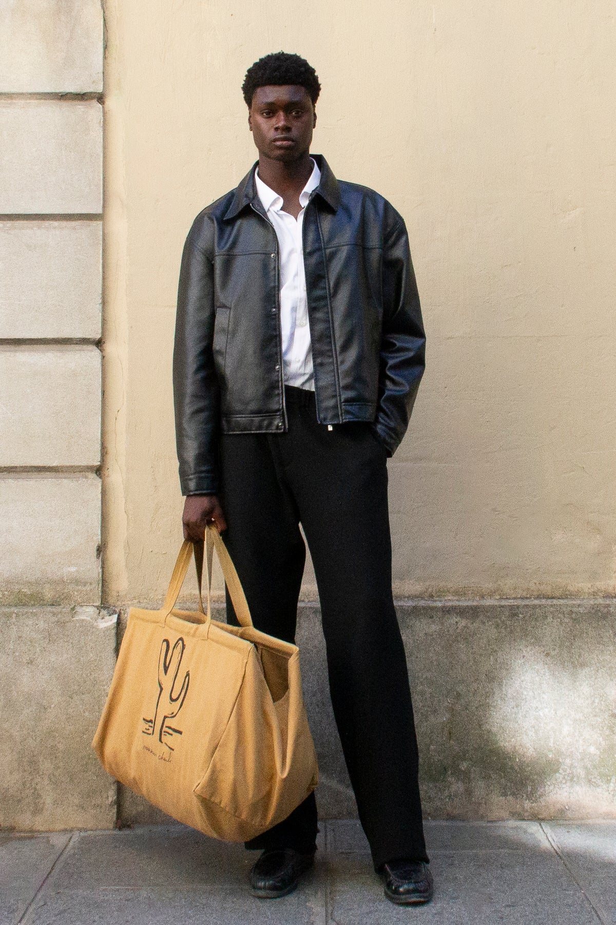 Un homme qui porte à la main le maxi cabas walter camel - les sacs de Monsieur Charli