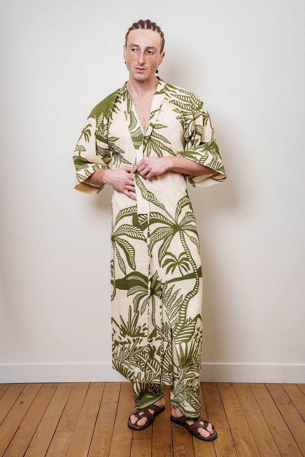 un homme qui porte le kimono seraphin 