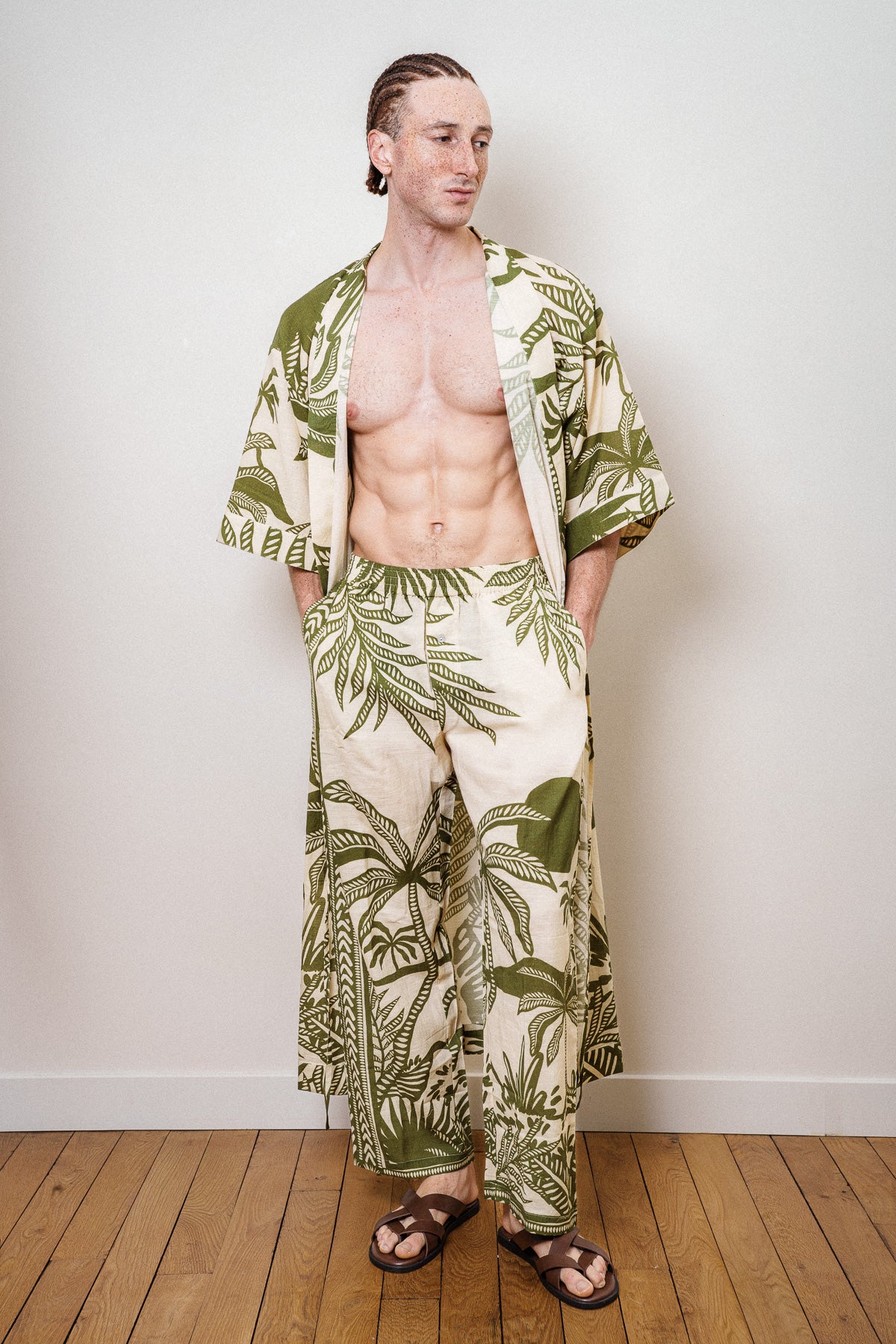 un homme qui porte le kimono seraphin 