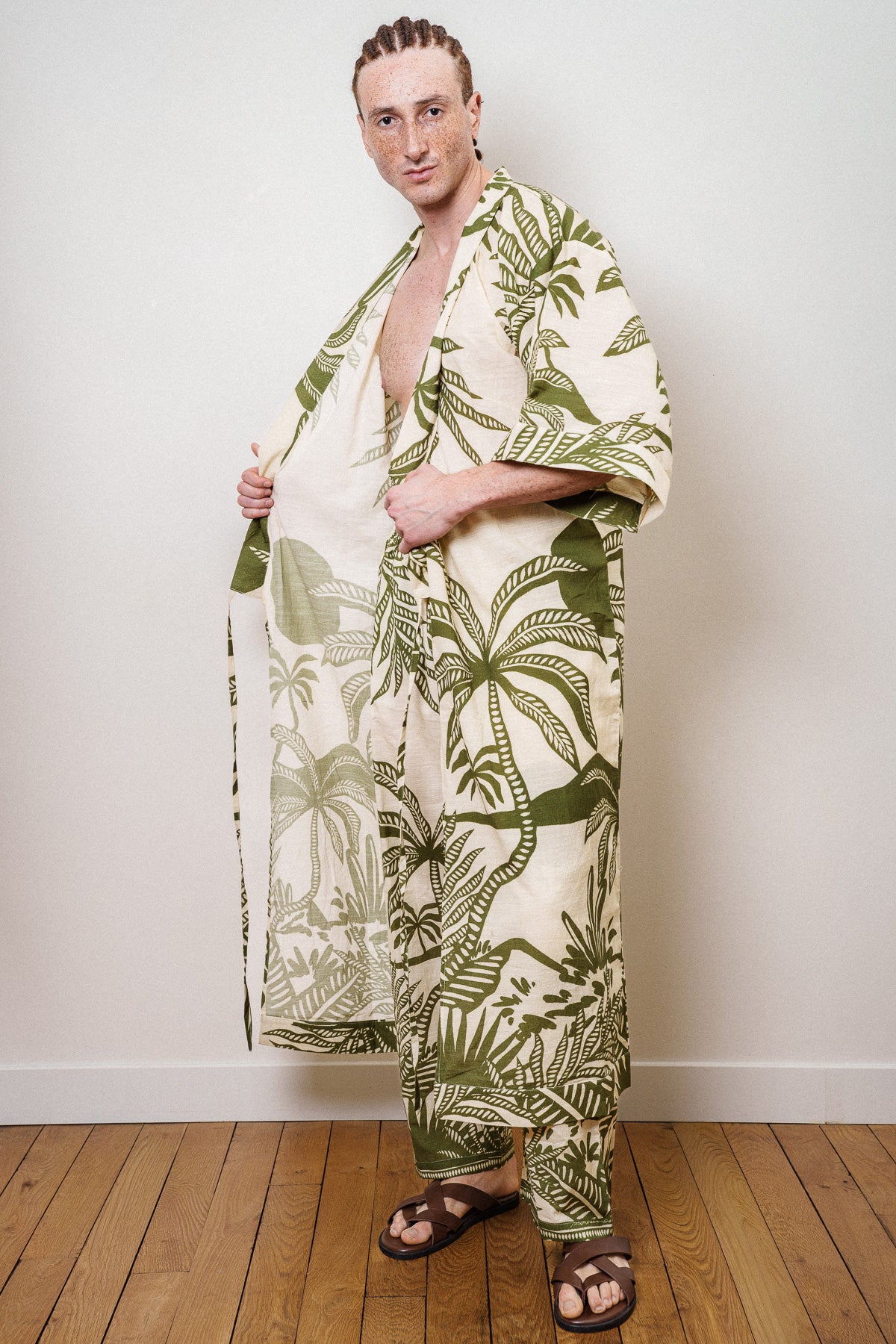 un homme qui porte le kimono seraphin 