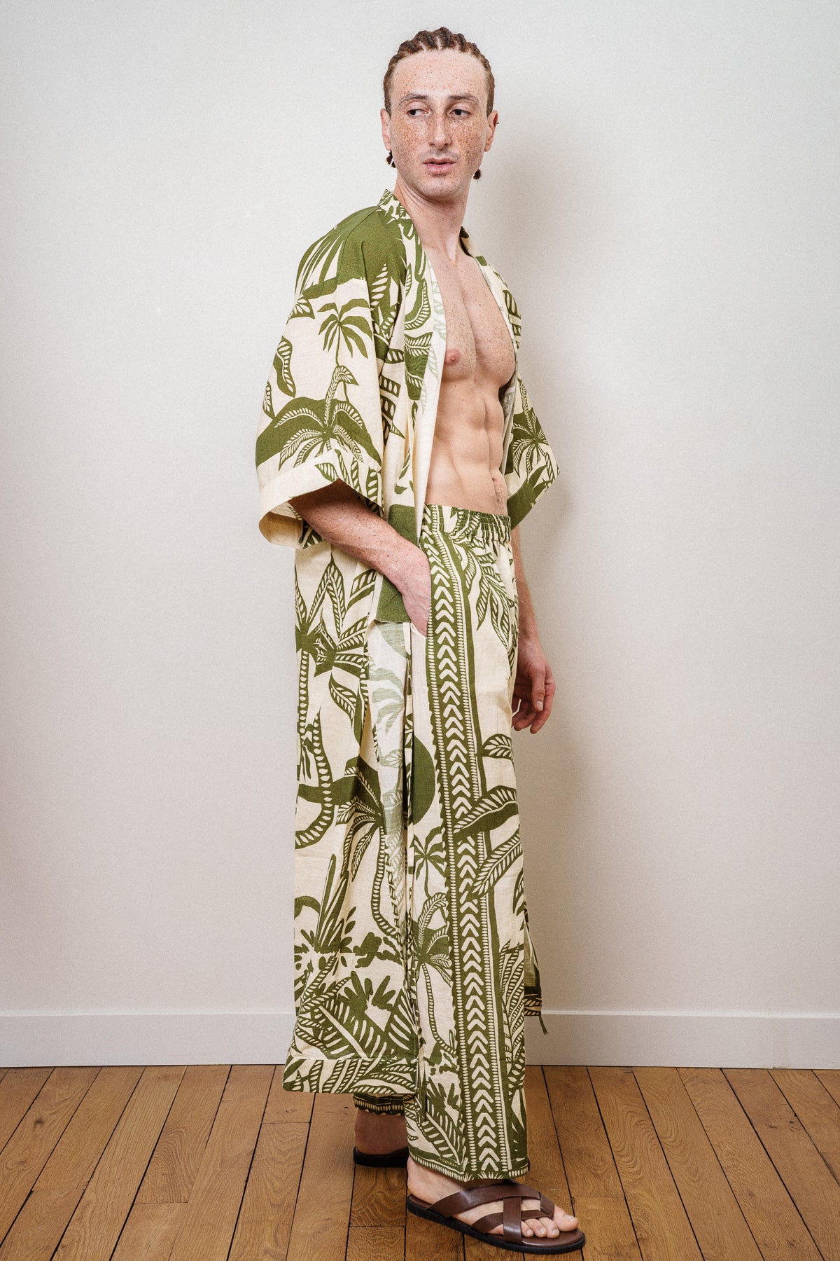 un homme qui porte le kimono seraphin 