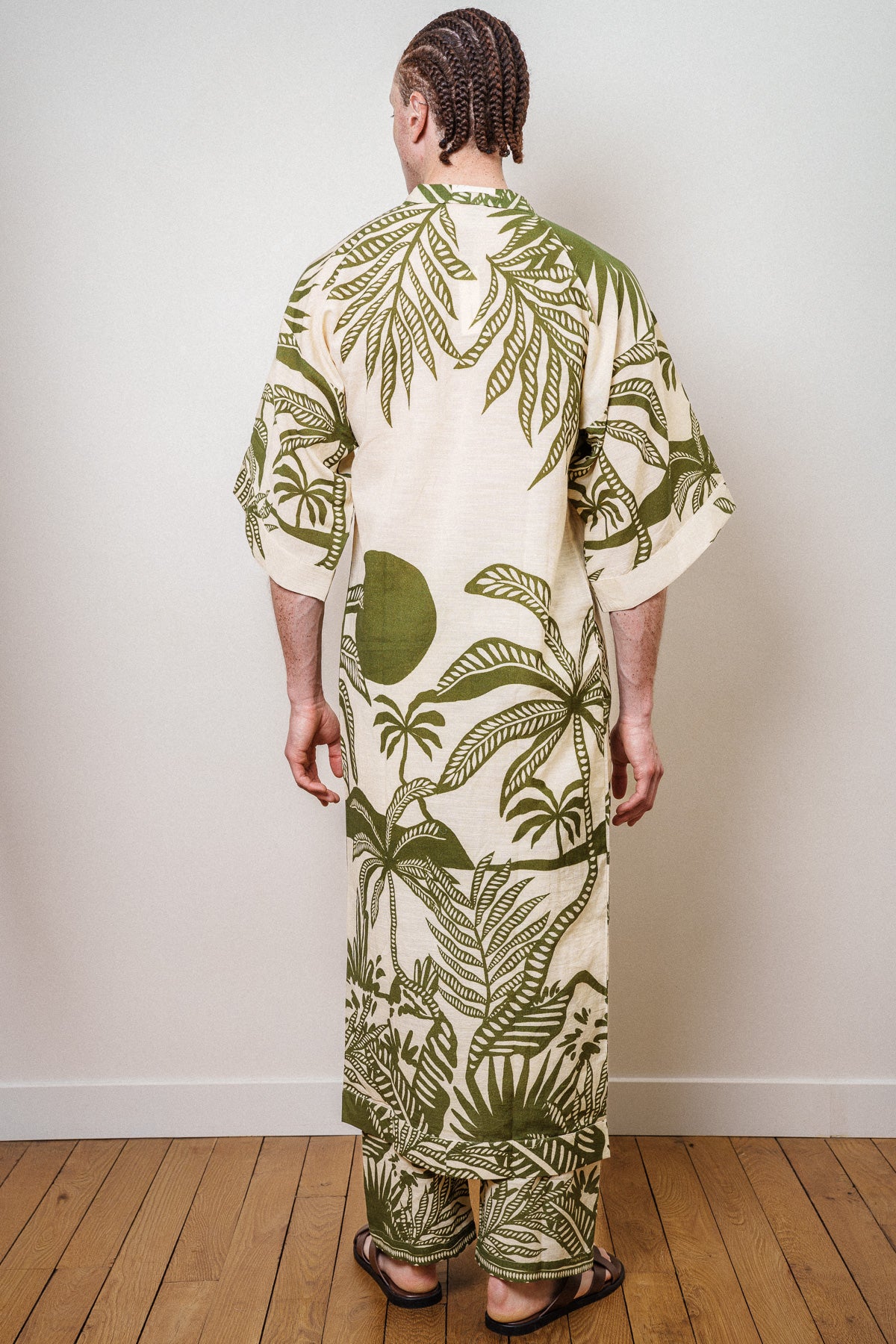 un homme qui porte le kimono seraphin 