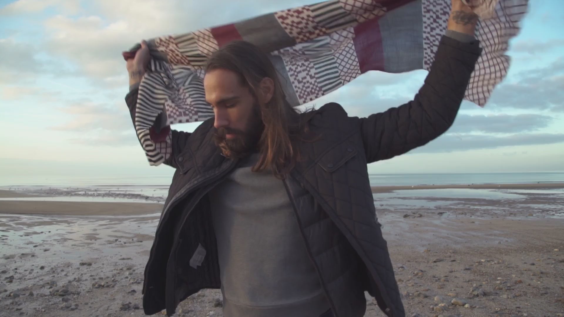 Charger la vidéo : un homme qui porte un foulard de la nouvelle collection Monsieur Charli
