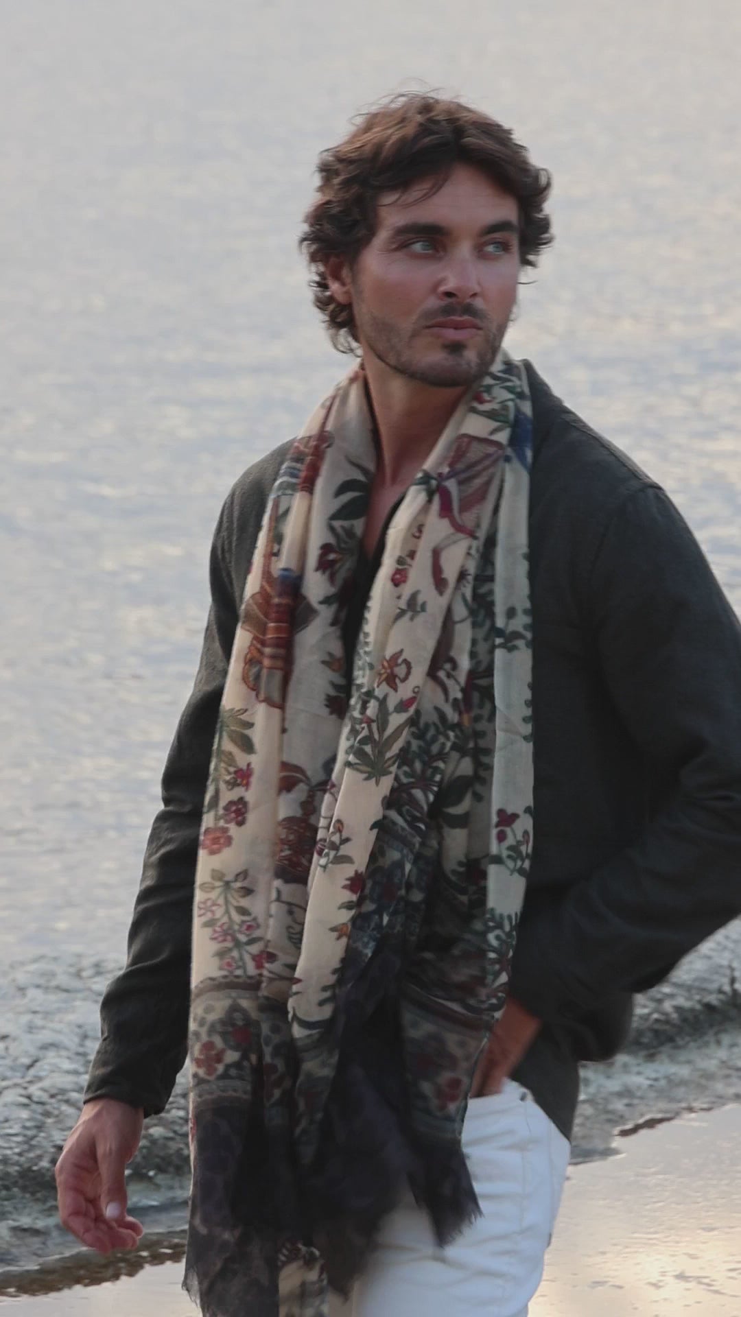 Video d'Un homme qui porte un foulard imprimé et coloré de Monsieur Charli