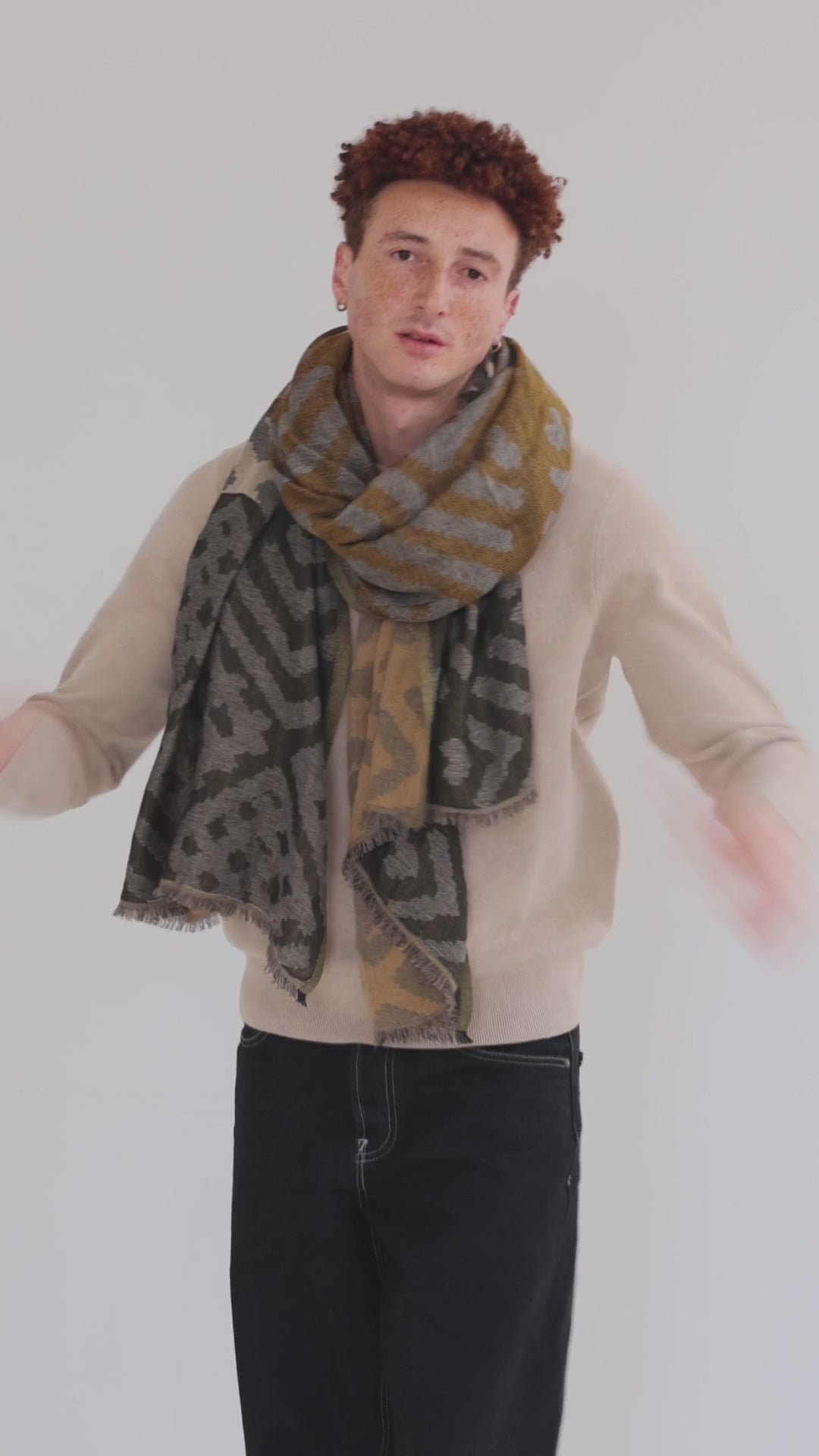 Vidéo d'un homme qui porte une écharpe Monsieur Charli