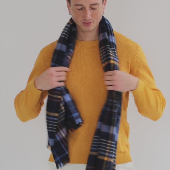 Vidéo Un homme qui porte une écharpe Monsieur Charli