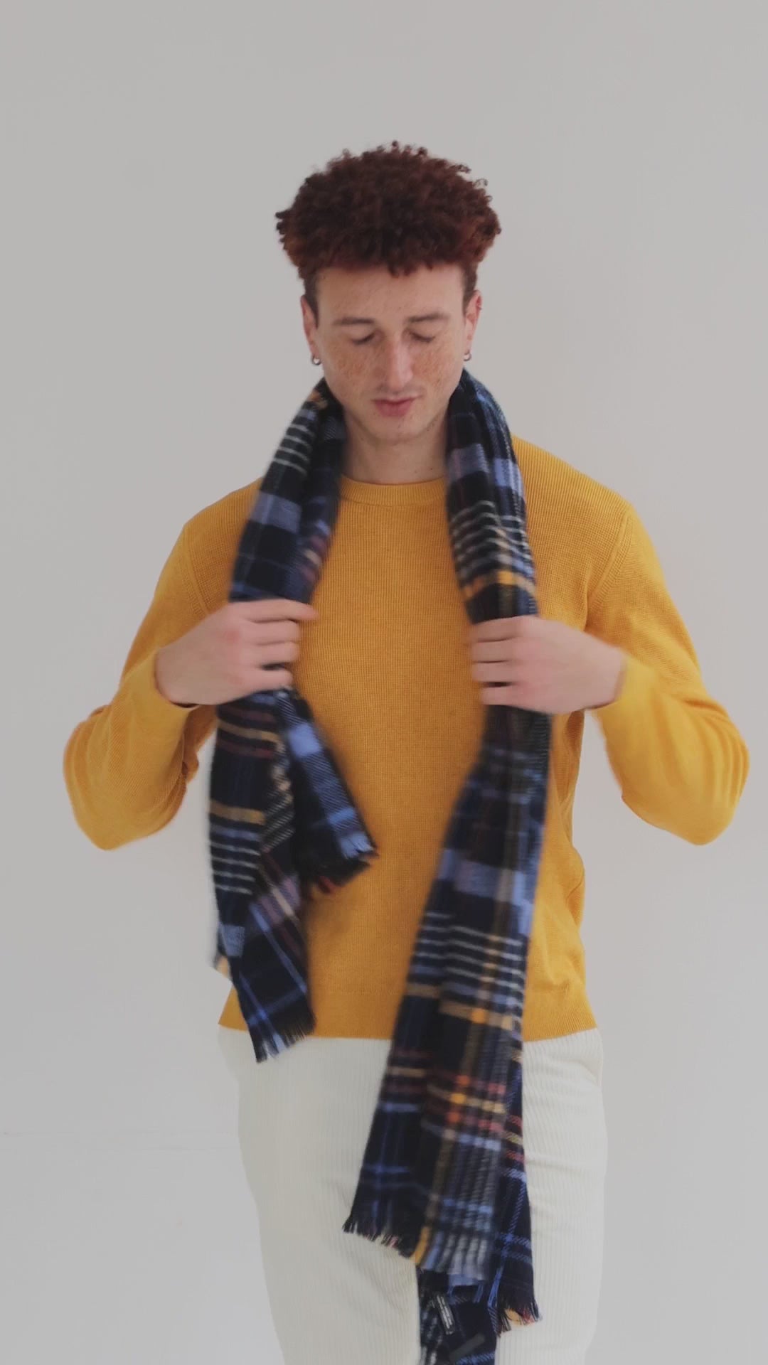 Vidéo Un homme qui porte une écharpe Monsieur Charli