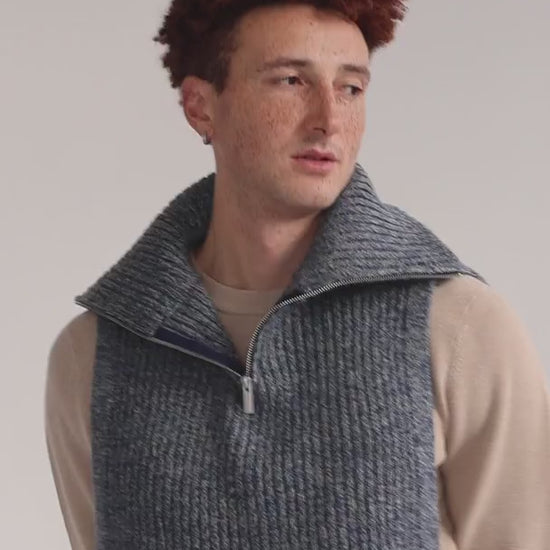 Une vidéo d'unhomme qui porte un col camionneur en maille signé Monsieur Charli