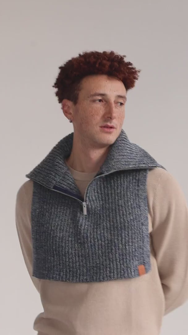 Une vidéo d'unhomme qui porte un col camionneur en maille signé Monsieur Charli