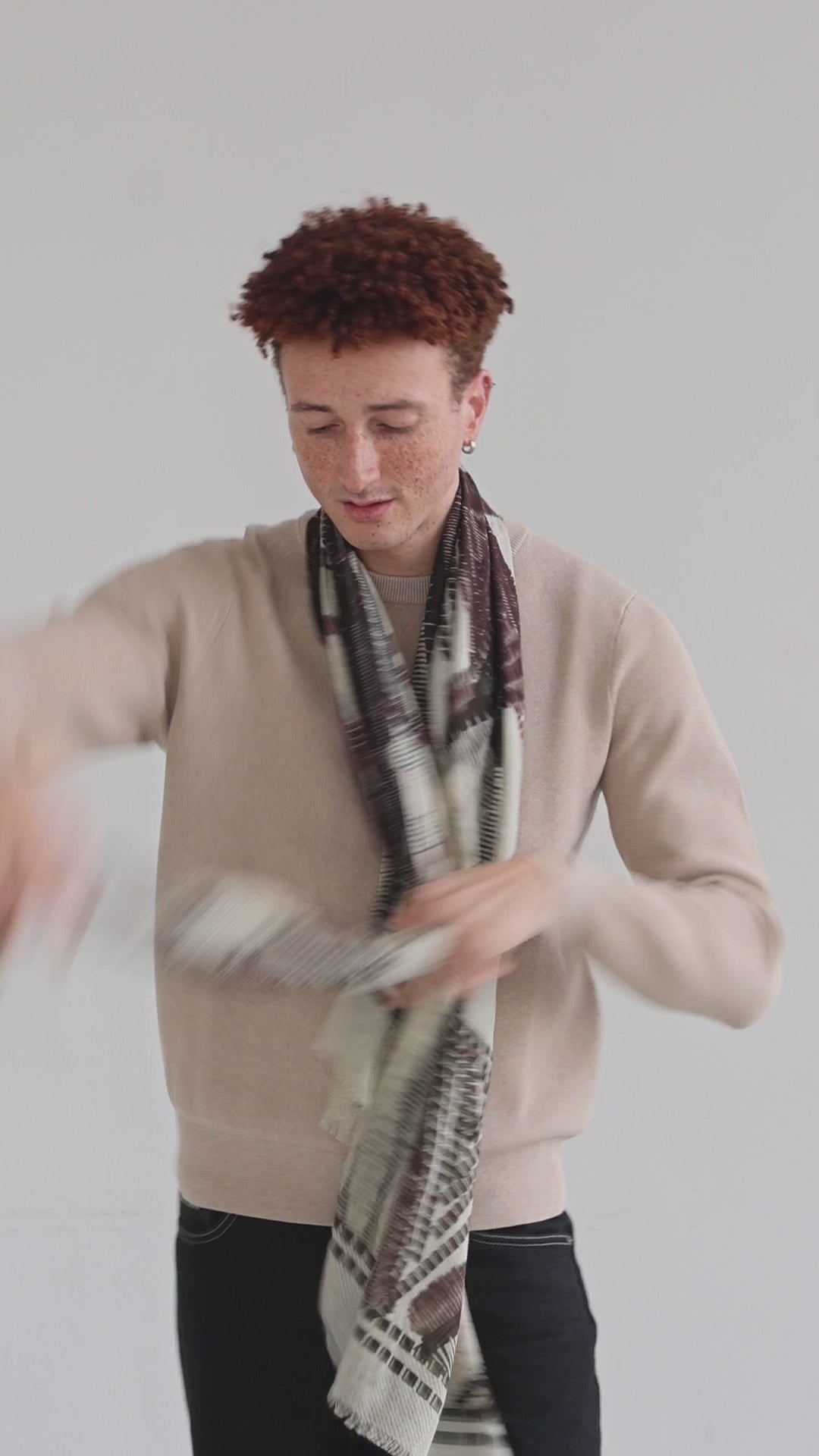 vidéo d'un homme qui porte un foulard imprimé de Monsieur Charli