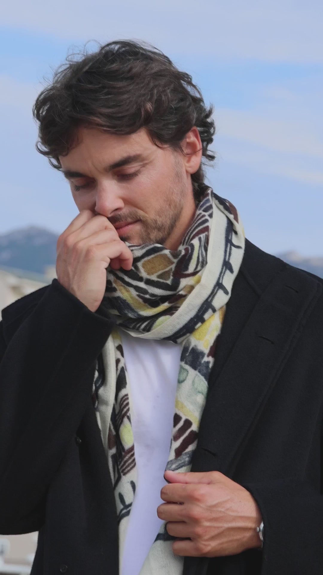 video d'un homme qui porte un foulard imprimé et coloré de Monsieur Charli