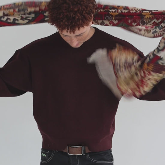Vidéo d'un homme qui porte un foulard imprimé de Monsieur Charli