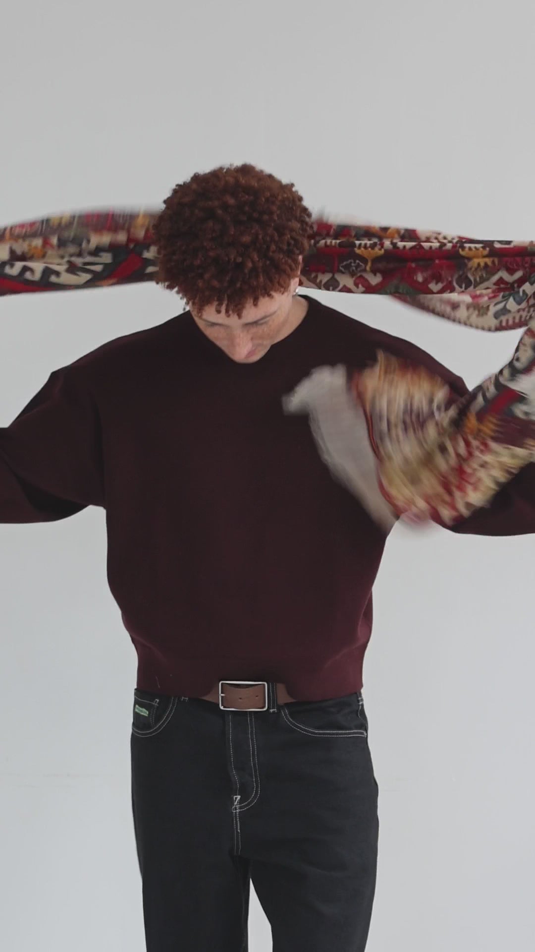 Vidéo d'un homme qui porte un foulard imprimé de Monsieur Charli