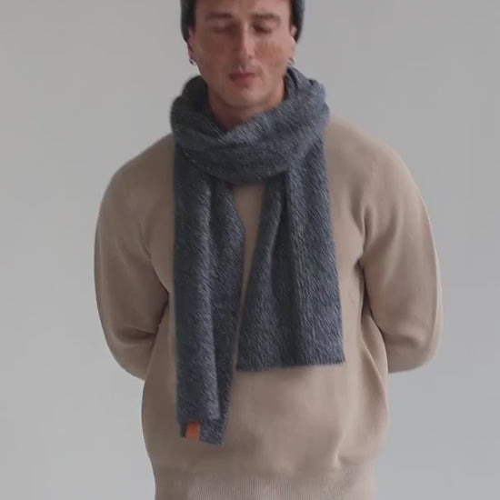 Un homme qui porte un bonnet et une échapre  en maille signé Monsieur Charli