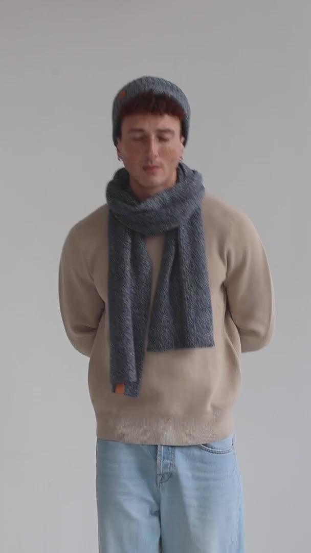 Un homme qui porte un bonnet et une échapre  en maille signé Monsieur Charli