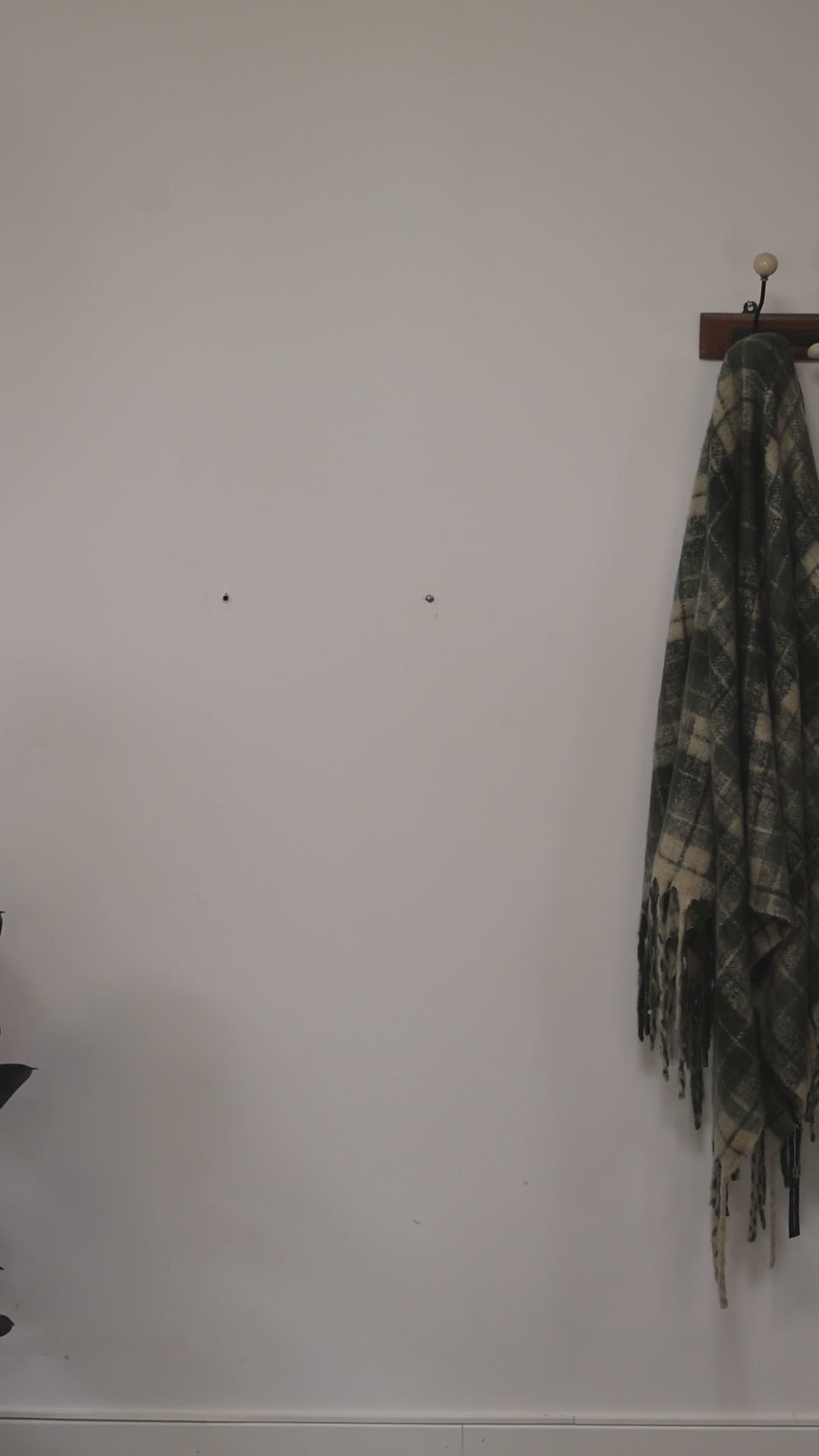 Vidéo d'un homme qui porte une écharpe signée Monsieur Charli