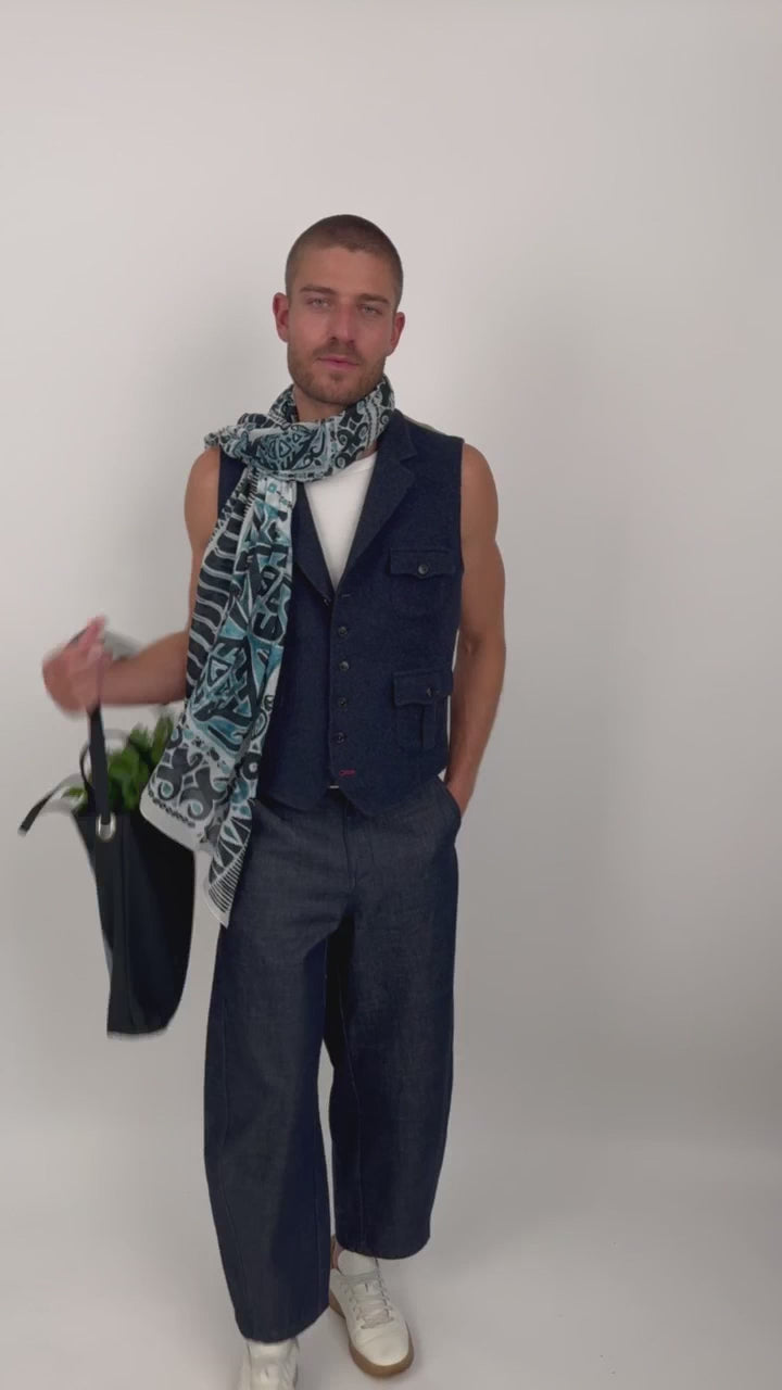 Une vidéo d'un homme qui porte un chèche imprimé bleu de Monsieur Charli