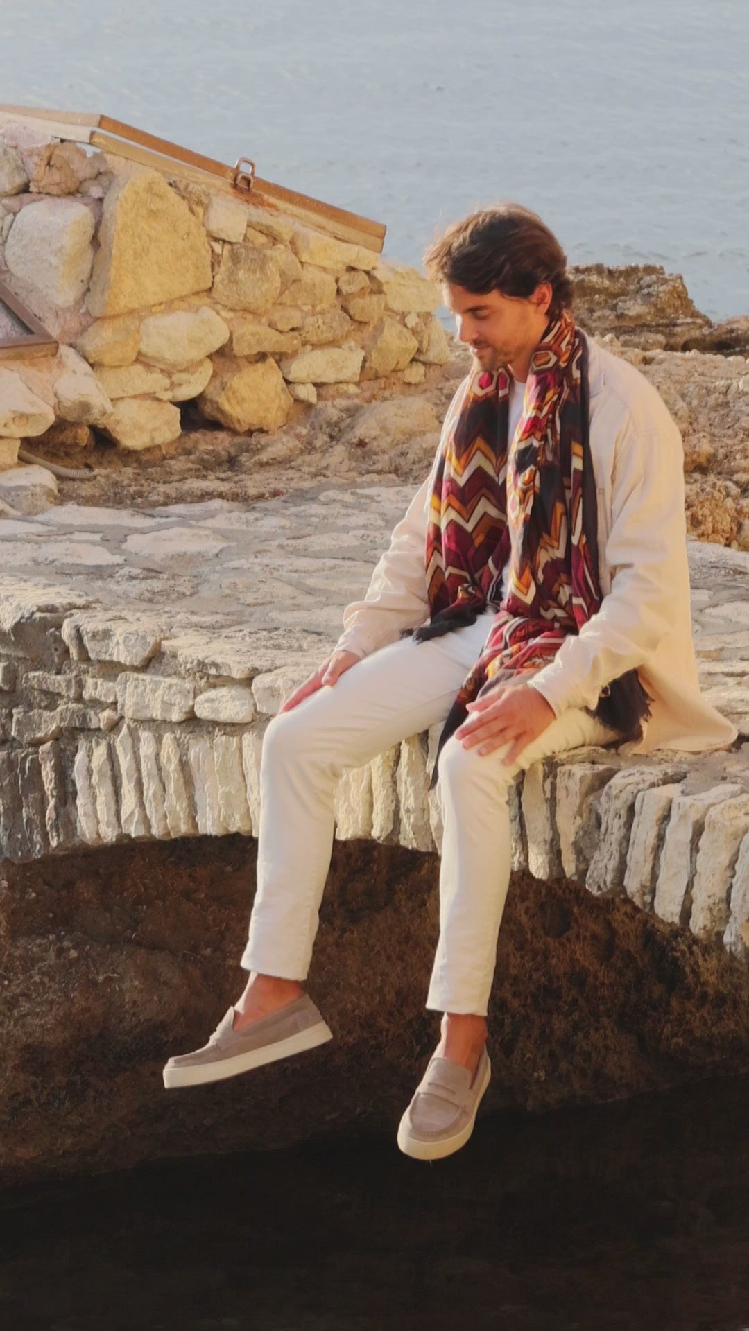 vidéo d'un homme qui porte un chèche Monsieur Charli en rouge et ocre