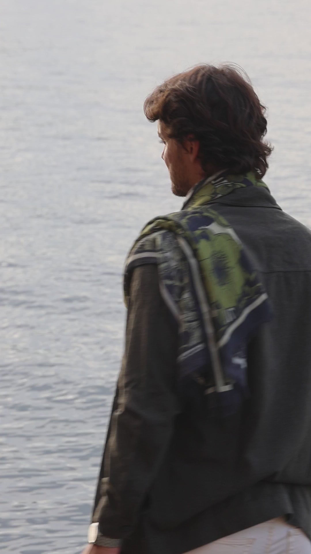 Une vidéo d'un homme qui porte un chèche floral vert olive de Monsieur Charli