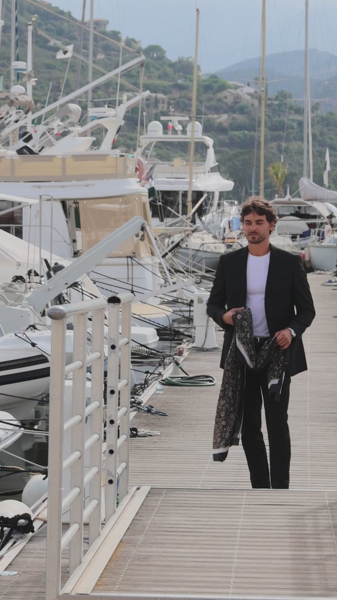 Video d'un homme qui porte un chèche couleur noir de Monsieur Charli