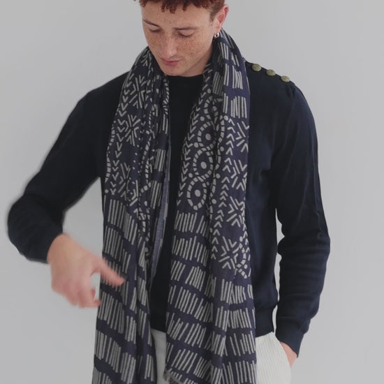 Vidéo d'un homme qui porte une écharpe Monsieur Charli