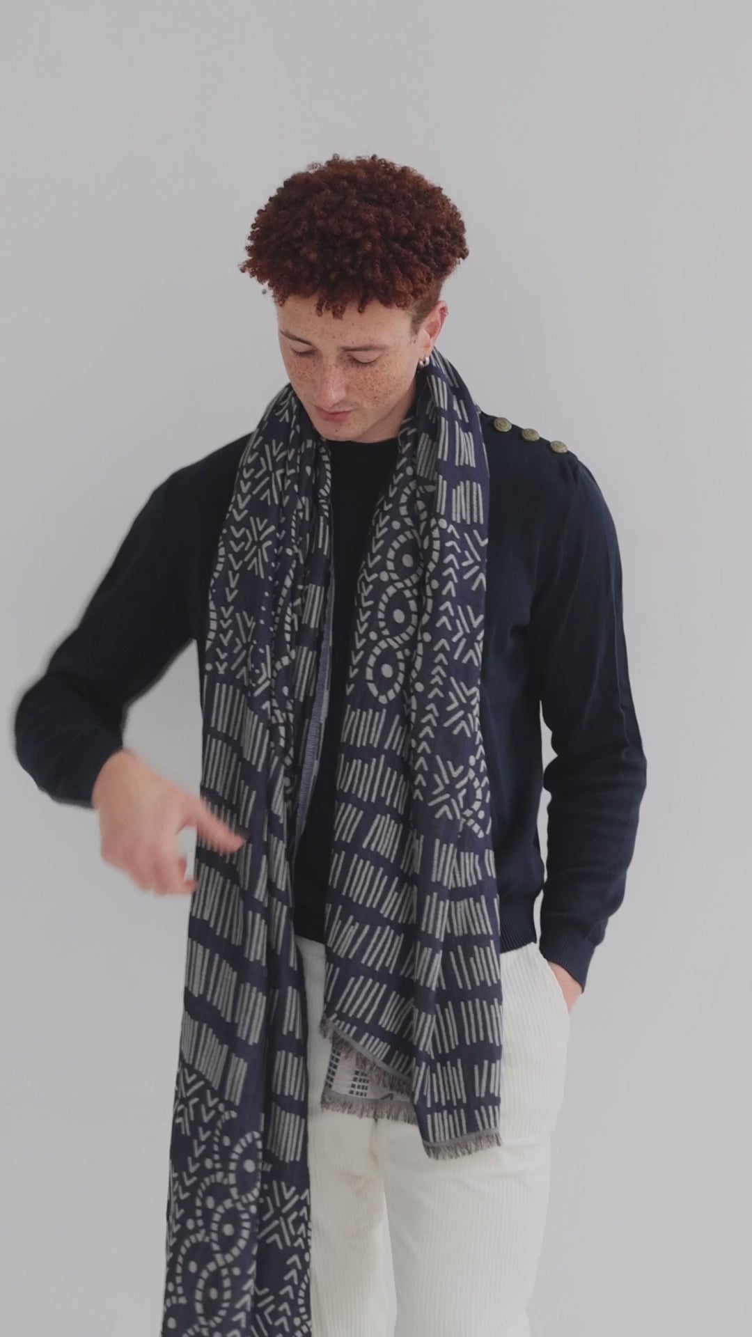 Vidéo d'un homme qui porte une écharpe Monsieur Charli