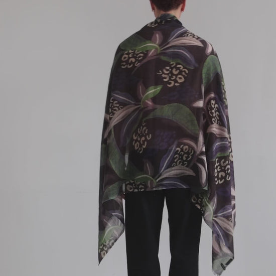 VIDEO UN HOMME QUI PORTE UN FOULARD MONSIEUR CHARLI 