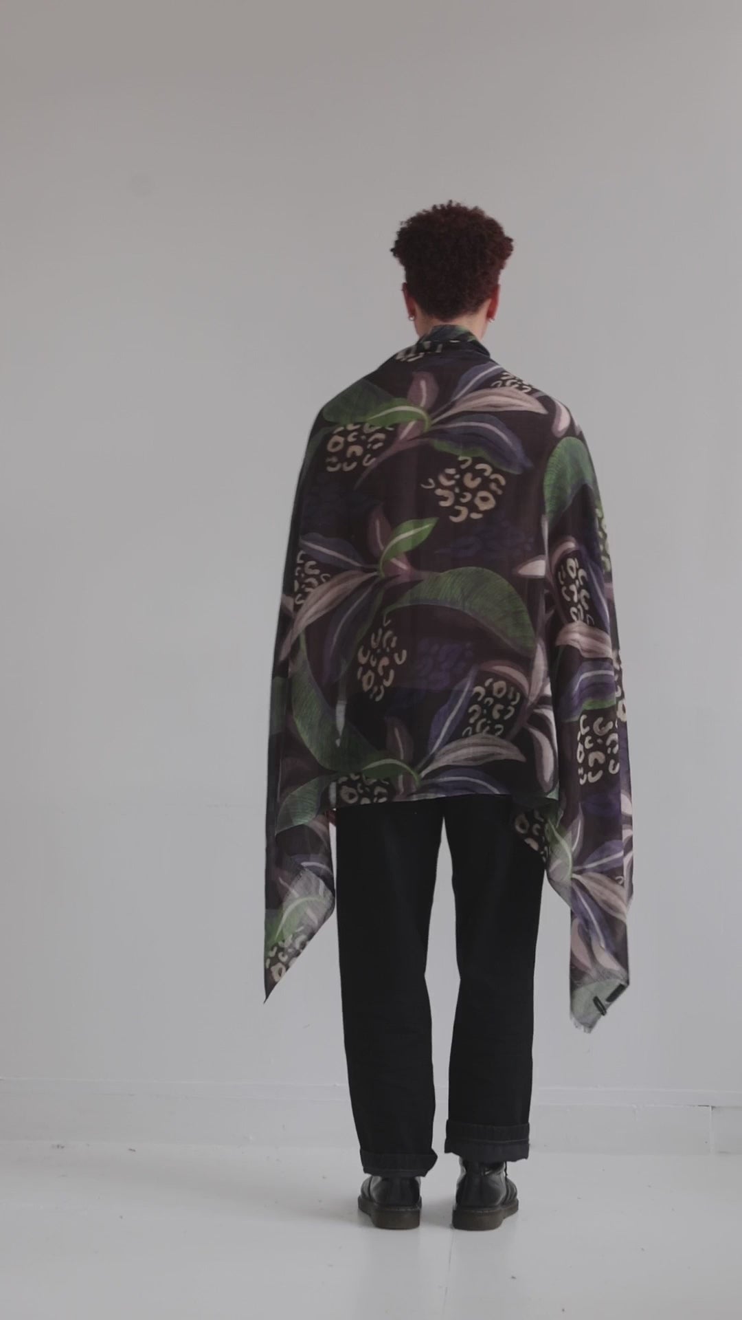 VIDEO UN HOMME QUI PORTE UN FOULARD MONSIEUR CHARLI 